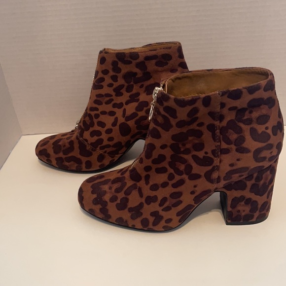 Comfortable All Over Leopard Print Big Block Bootie Heels - Picture 6 of 7